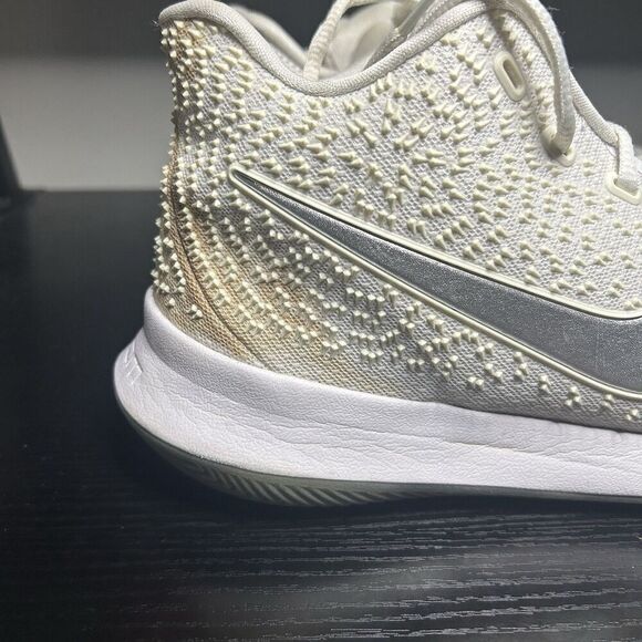 Nike Kyrie 3 White Chrome Silver Low Cut Mens Basketball 852395-103 Size 11.5 - Picture 4 of 15